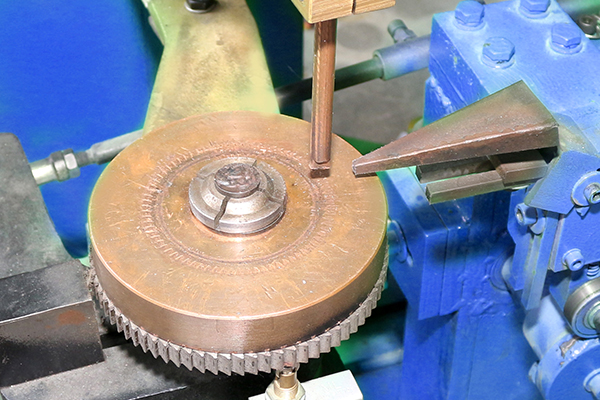 Автоматический аппарат точечной сварки для внутреннего кольца с точной подачей проволоки 4