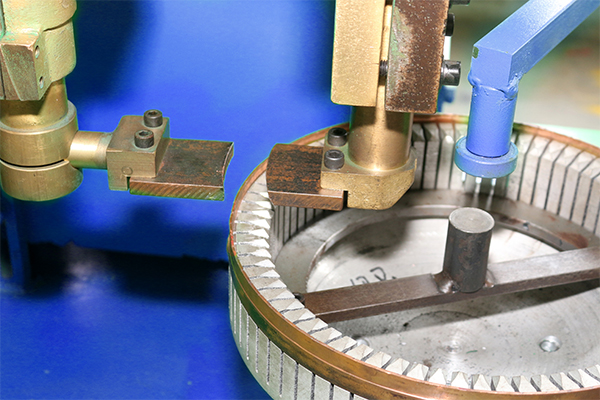 Автоматический аппарат точечной сварки для внутреннего кольца с точной подачей проволоки 6