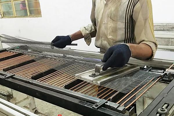 Линия по производству конденсаторов для проволочных труб холодильников, сварочный и гибочный станок 5