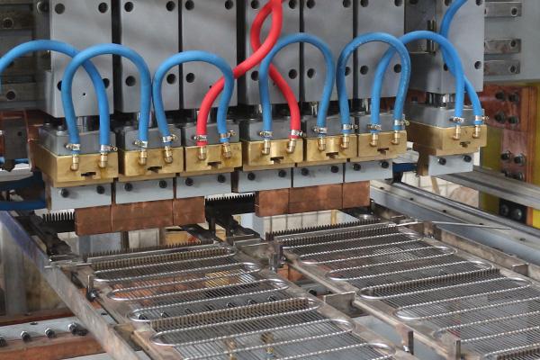 Линия по производству конденсаторов для проволочных труб холодильников, сварочный и гибочный станок 4