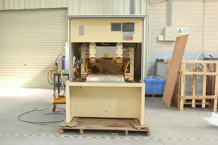 Hwashi CNC средней частоты мягкая маленькая стальная дверная плитка Металлическая точка сварка с XY оси автоматического подвижного кормильца