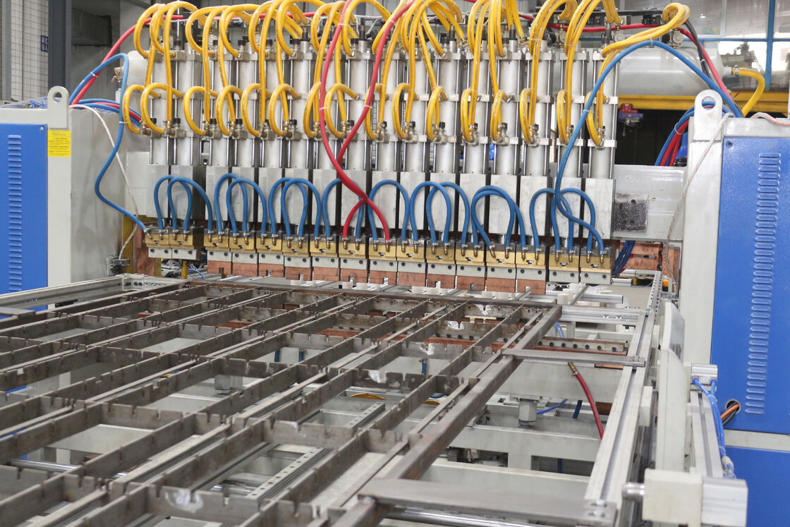 Hwashi CNC Автокормильщик Одноглавый Печь Стойки сварочная машина, проволочная сетка / Кухонная стойка Автоматическая проволочная сетка Точечная сварочная машина